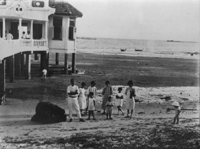 摄于海滨别墅的一家人，1920年代
