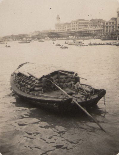 [新加坡海港中满载货物的大䑩，1925年