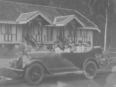 驾车的女士与乘客，1920年代