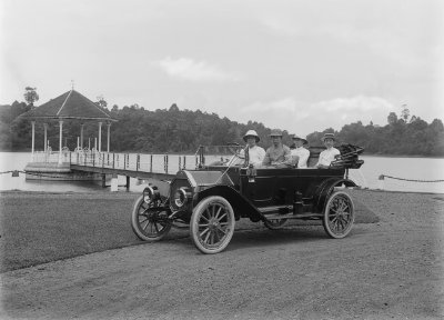 驱车到麦里芝蓄水池郊游， 1920年代