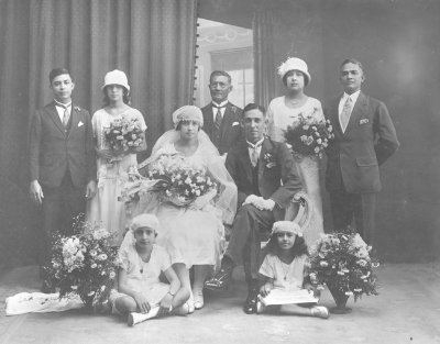 欧亚人在照相馆拍摄的婚纱照，1920年代