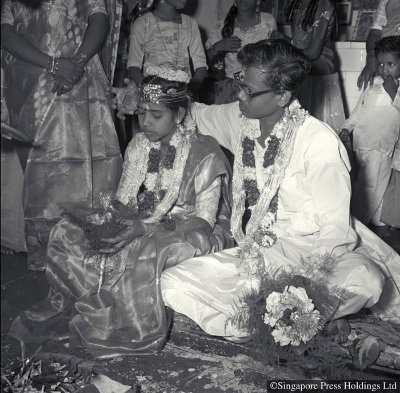 兴都庙里举办的印度婚礼，1961年