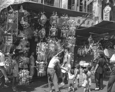 中秋节售卖灯笼的摊位，1954年