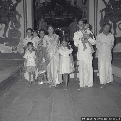 兴都教家庭在屠妖节到庙里祈祷，1956年