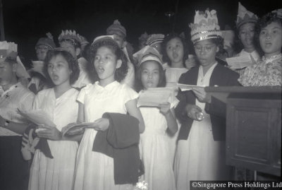 歌咏队在教堂献唱圣诞颂歌，1951年