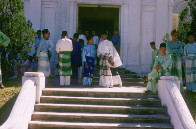 信徒在开斋节到回教堂做礼拜，1950年
